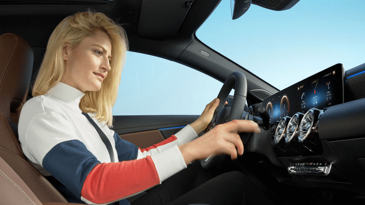 Femme au volant du Mercedes CLA