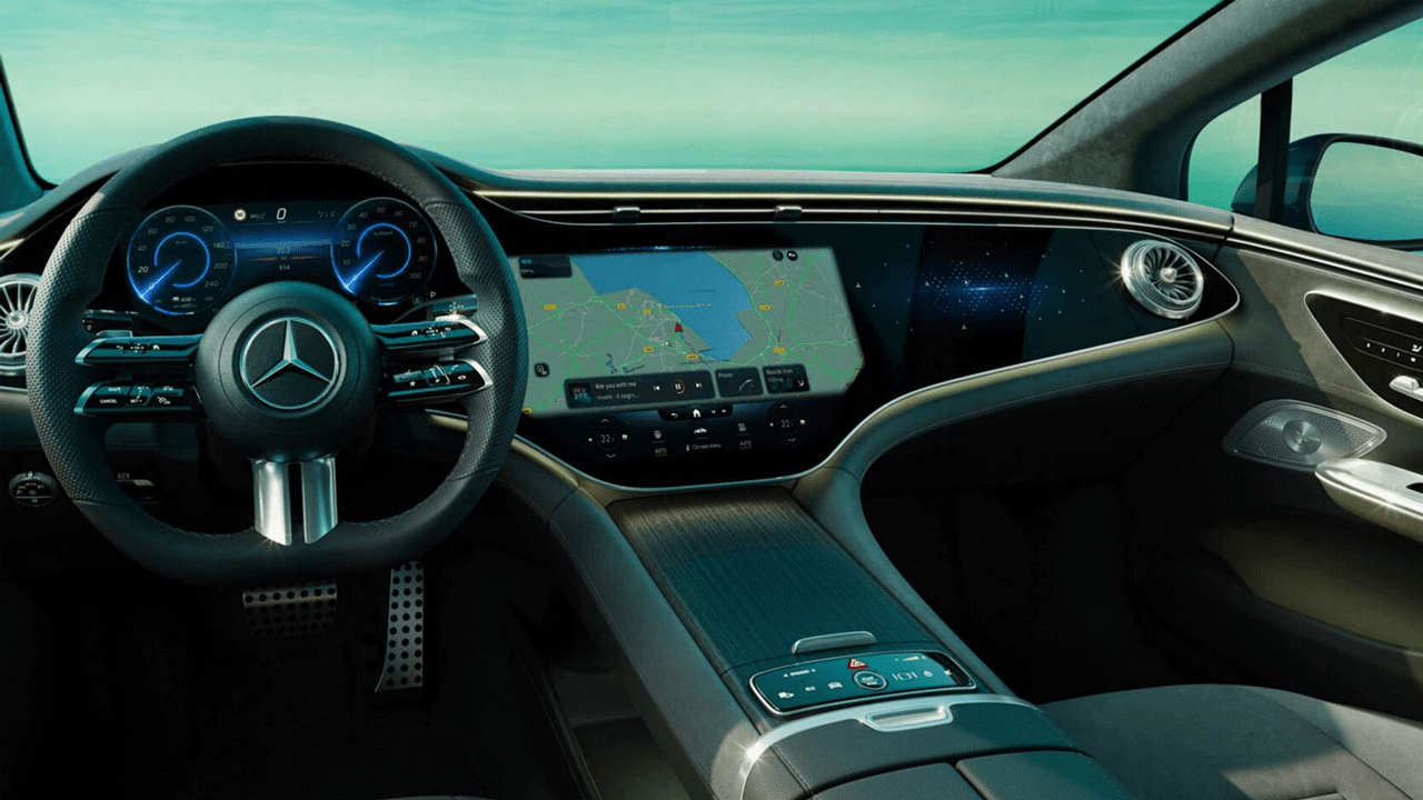 Vue intérieure de l'habitacle avant de l'EQE et de son tableau de bord