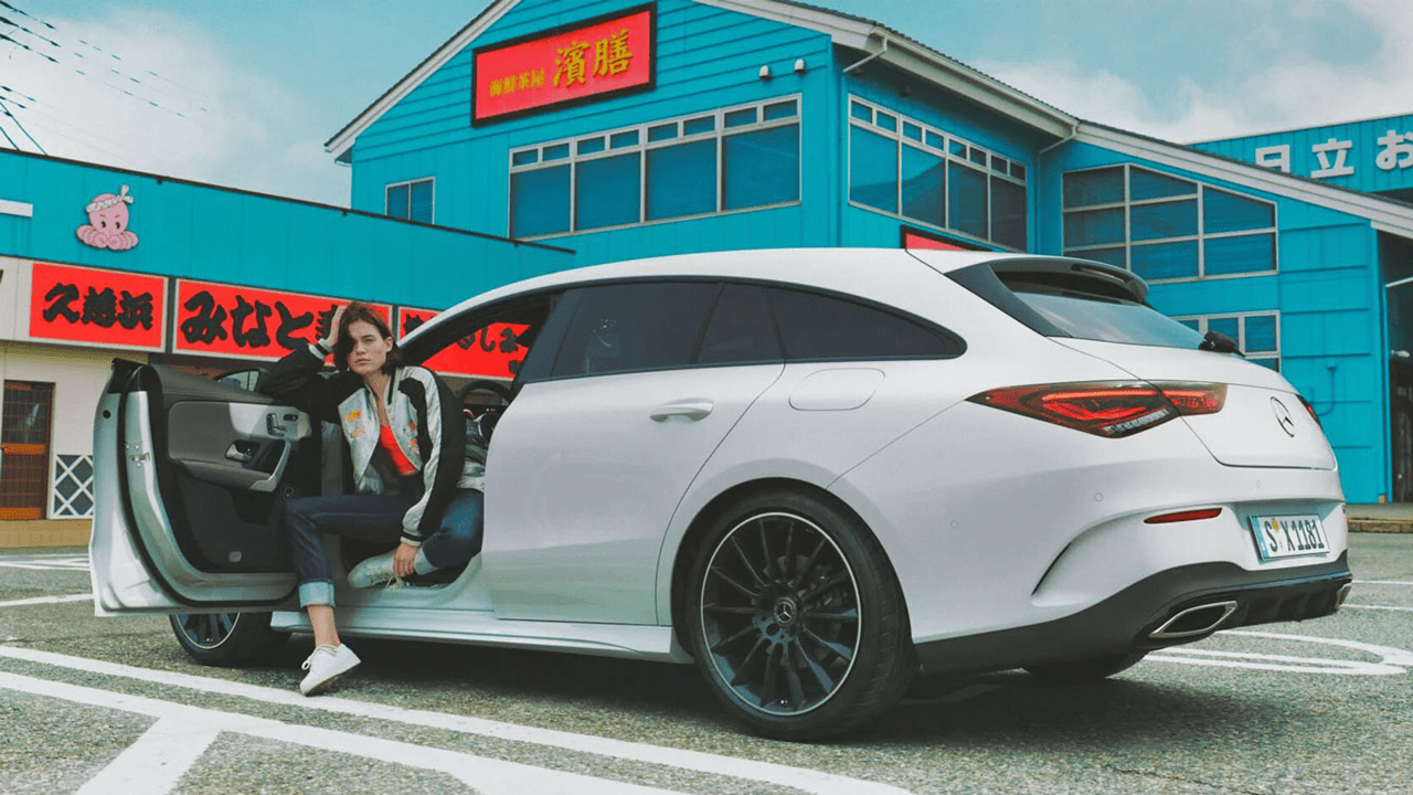 Femme assise sur la place conducteur du CLA