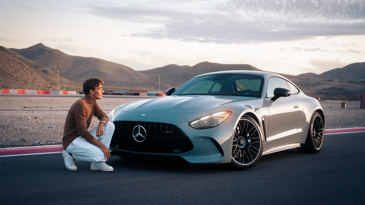 George Russel aux côtés de l'AMG GT Coupé 63