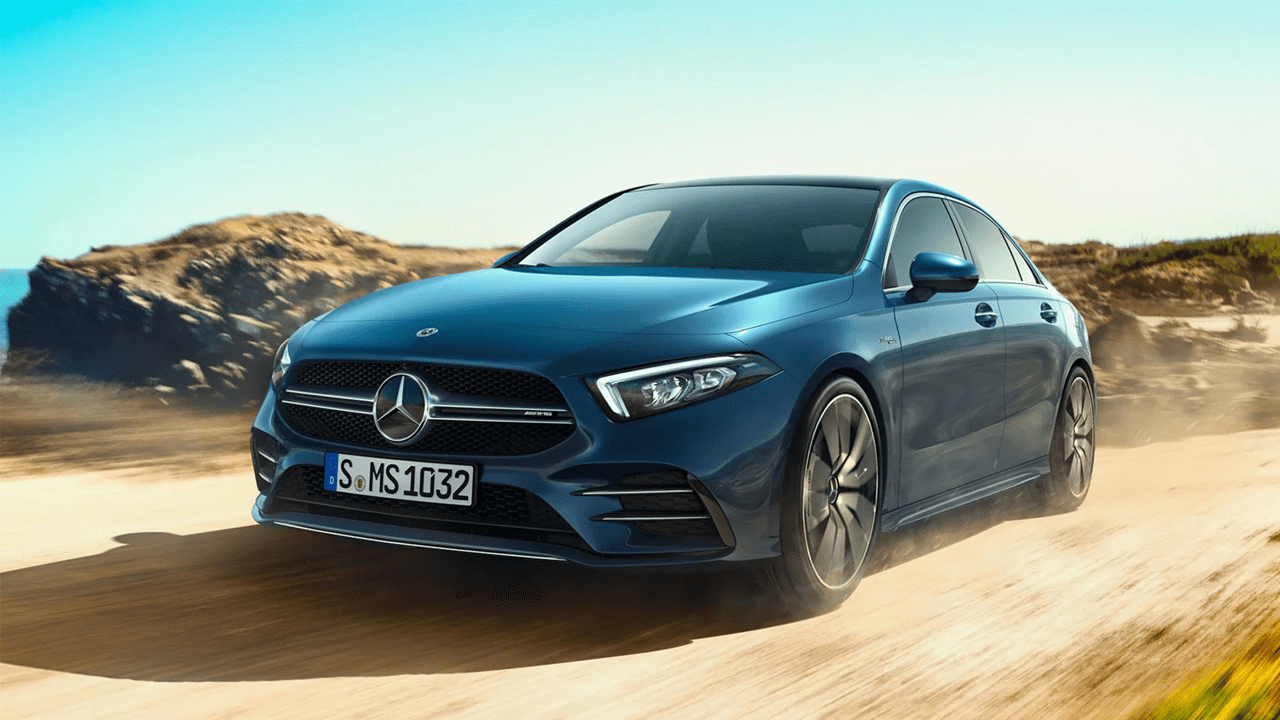 Classe A Berline roulant sur une route de terre