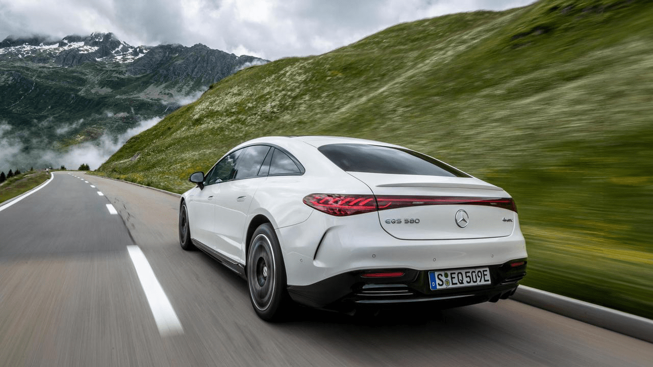 EQS AMG sur route de campagne avec montagnes en arrière plan