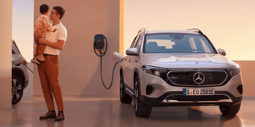 EQB branché à une borne de recharge électrique murale