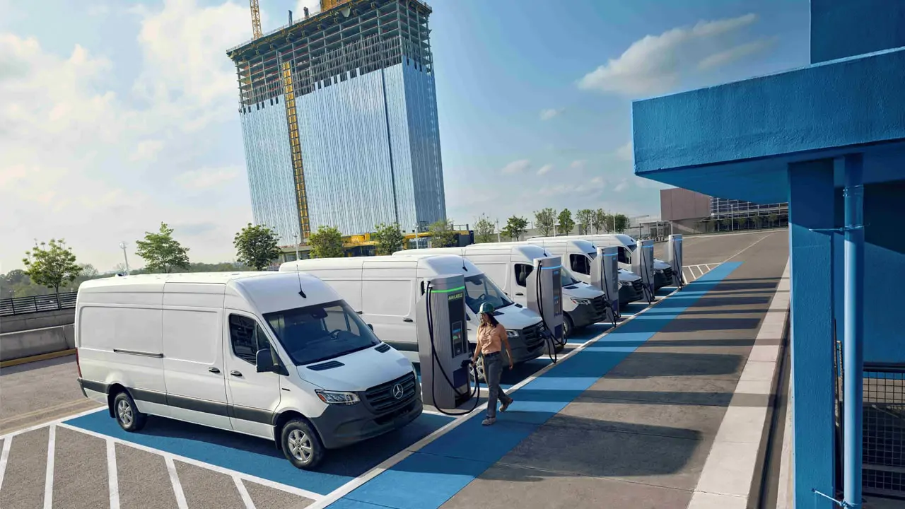 5 eSprinter reliés à des bornes de recharge
