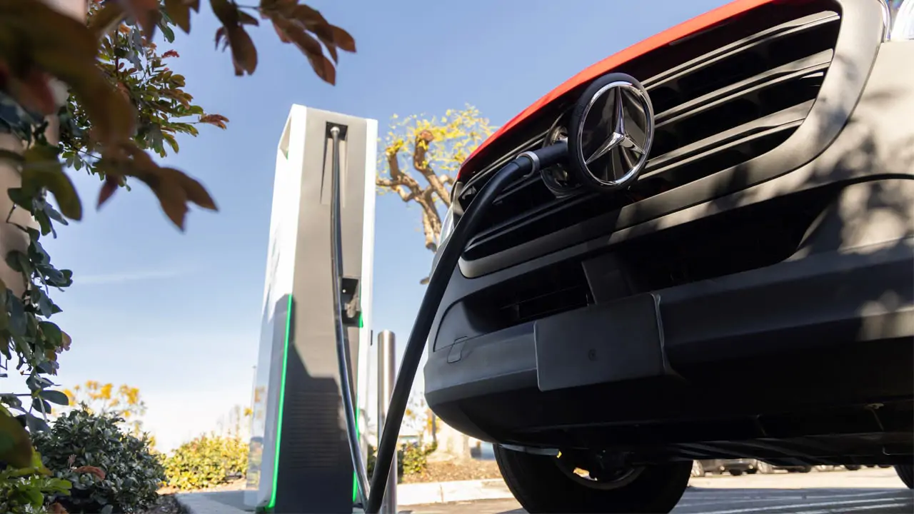 eSprinter branché à une borne de recharge électrique