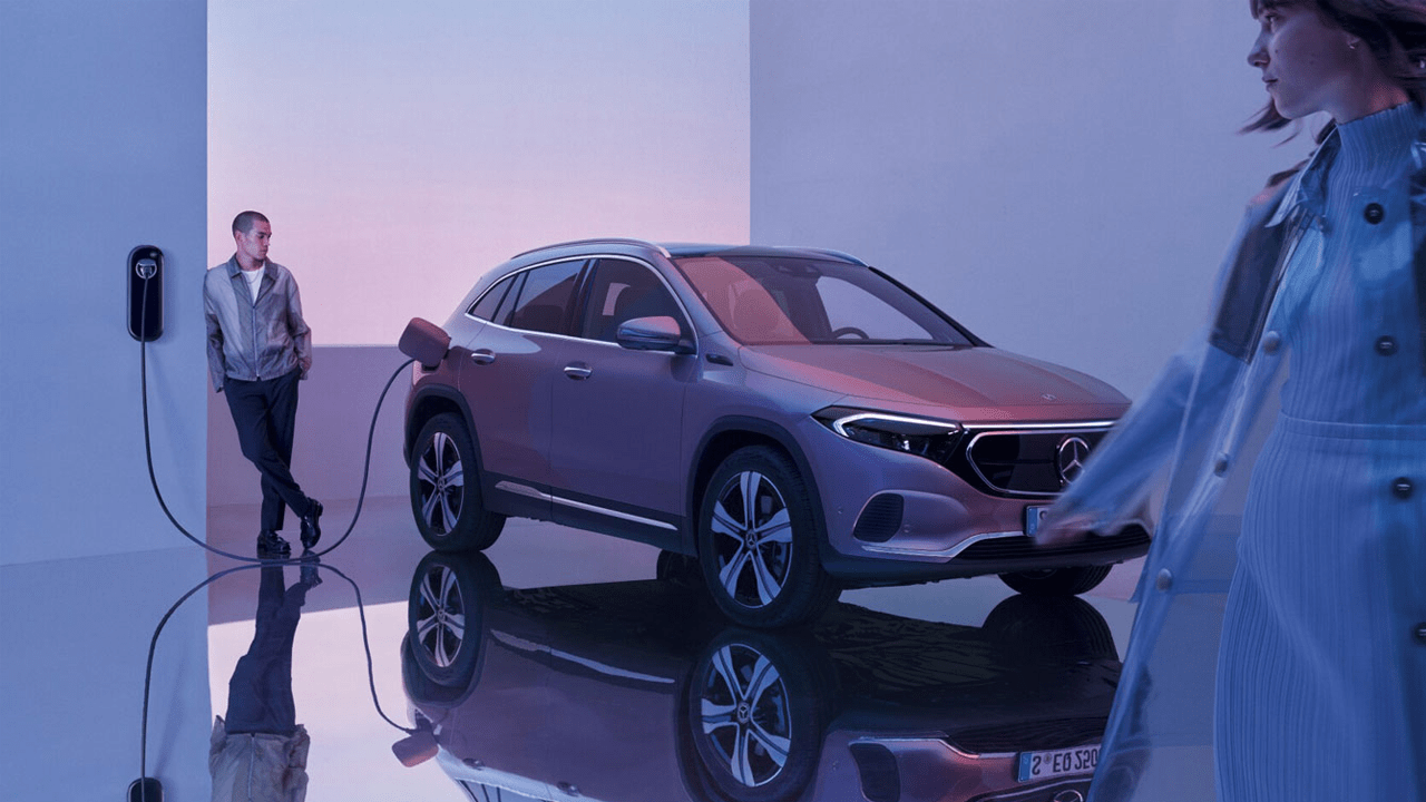 Deux personnes attendant que leur EQA se recharge grâce à une borne murale