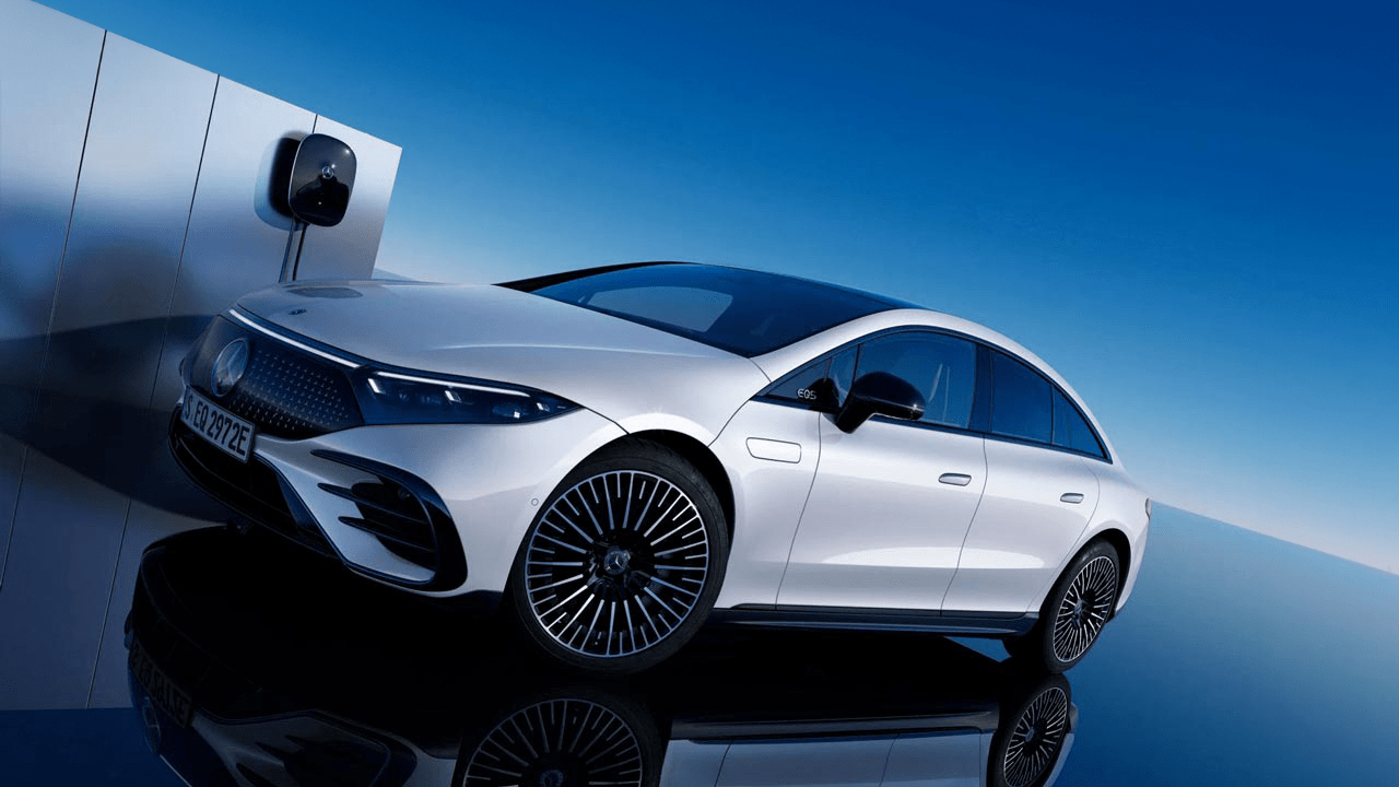 Mercedes EQS branchée à une borne de recharge murale