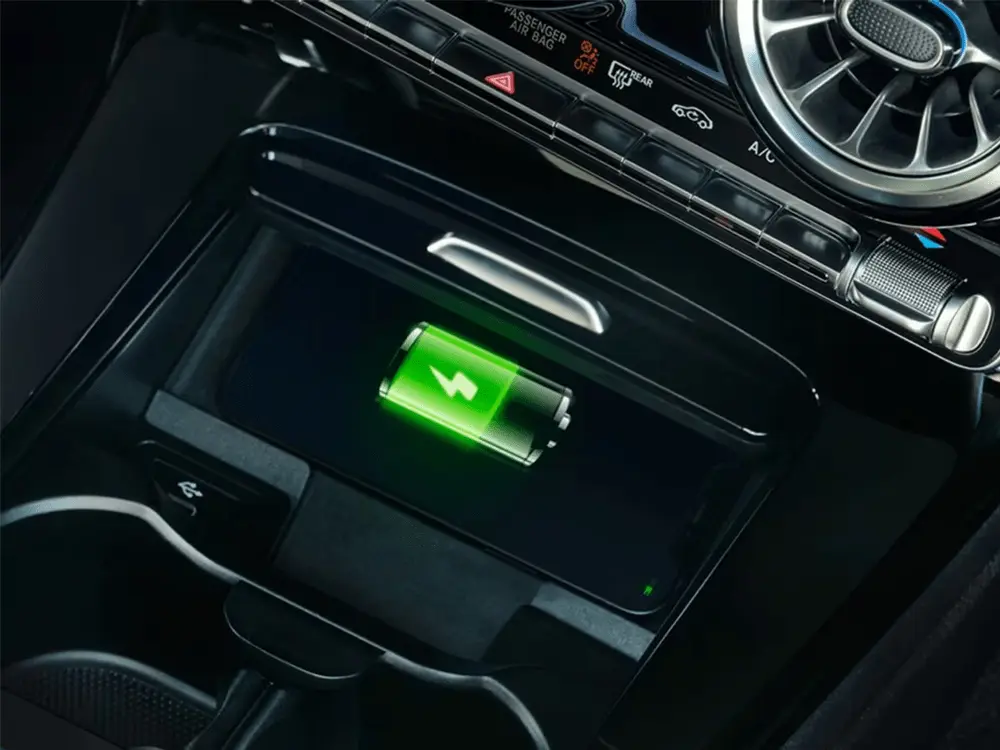 Espace du tableau de bord destiné à la recharge par induction du smartphone