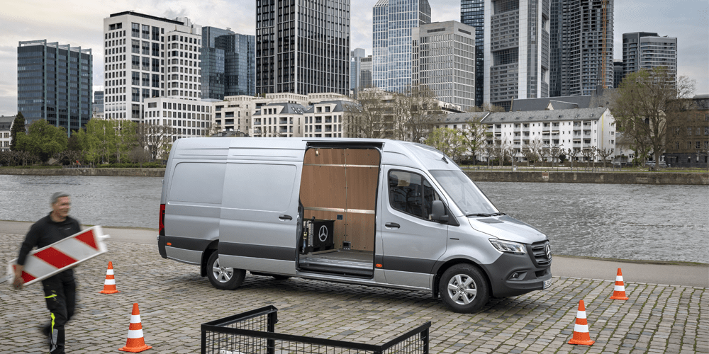 Sprinter sur un quais au bord de l'eau