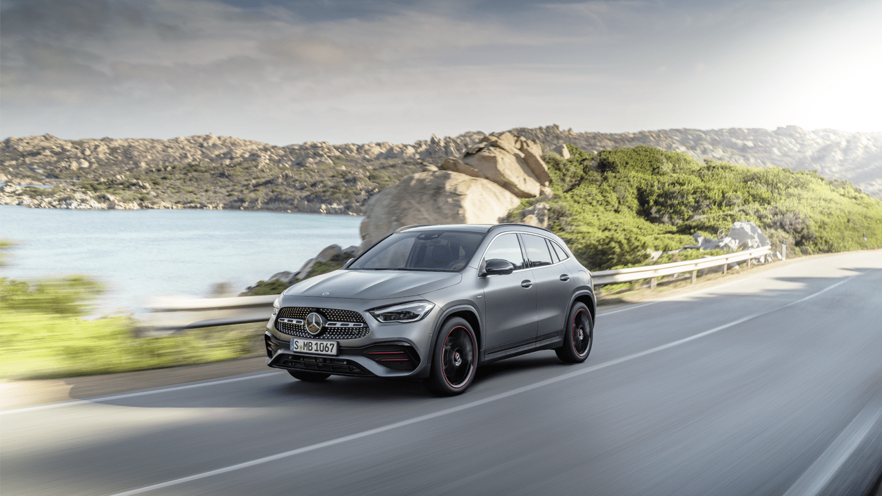 Mercedes GLA sur une route en bord de mer