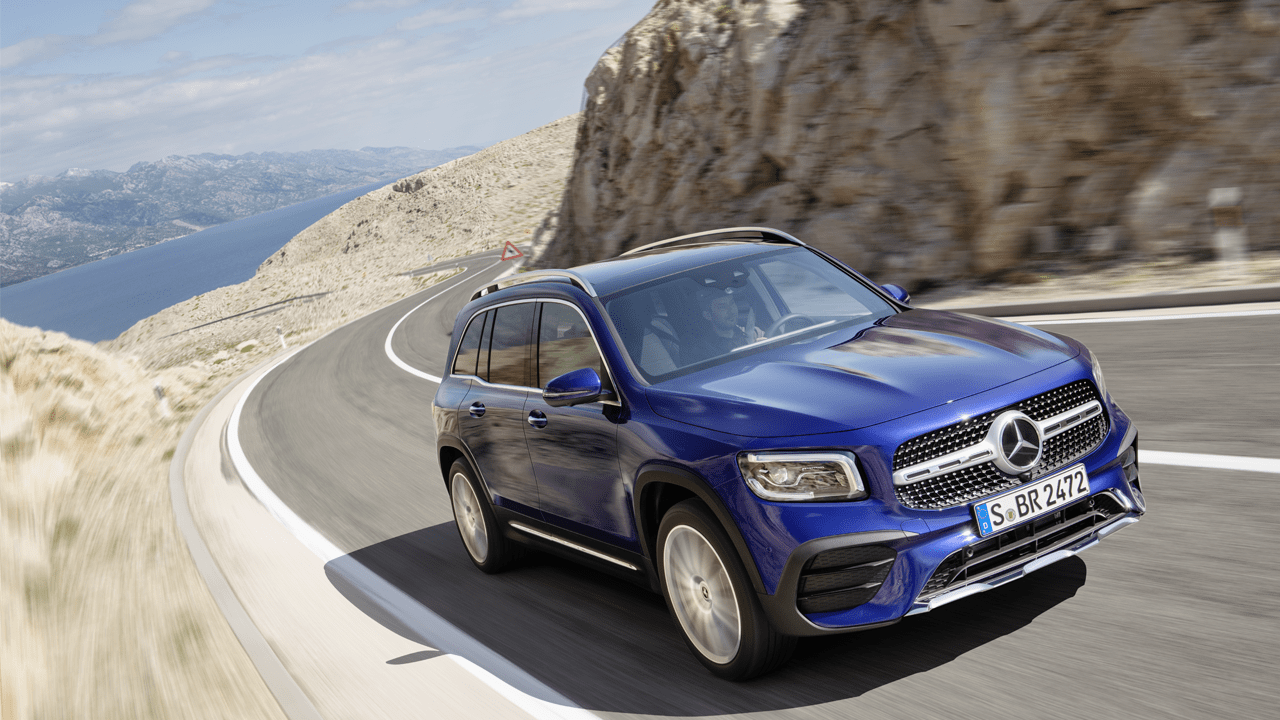 GLB finition bleue sur route en bord de mer