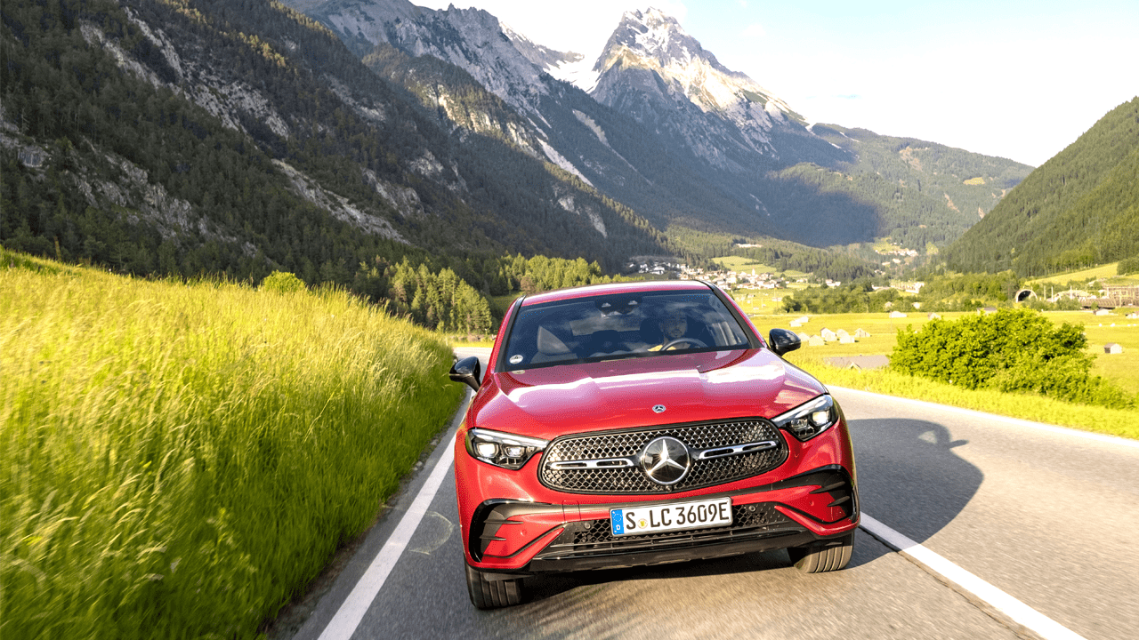 GLC Coupé sur route avec montagnes en arrière plan