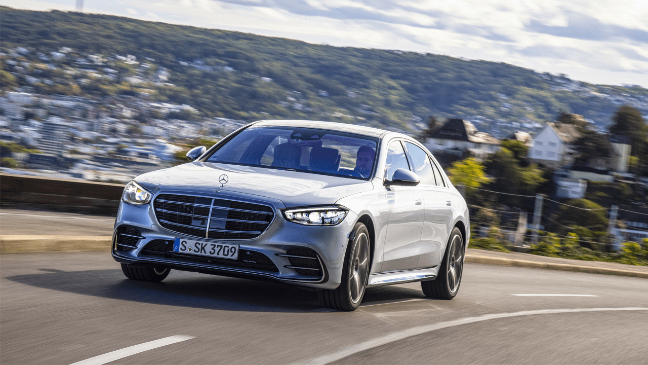 Classe S sur une route avec ville en arrière plan