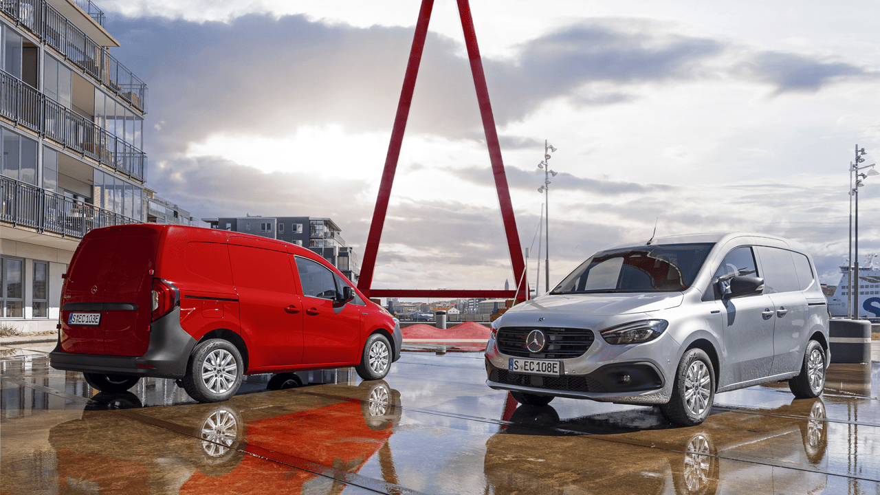 Deux eCitan en finitions rouge et grise