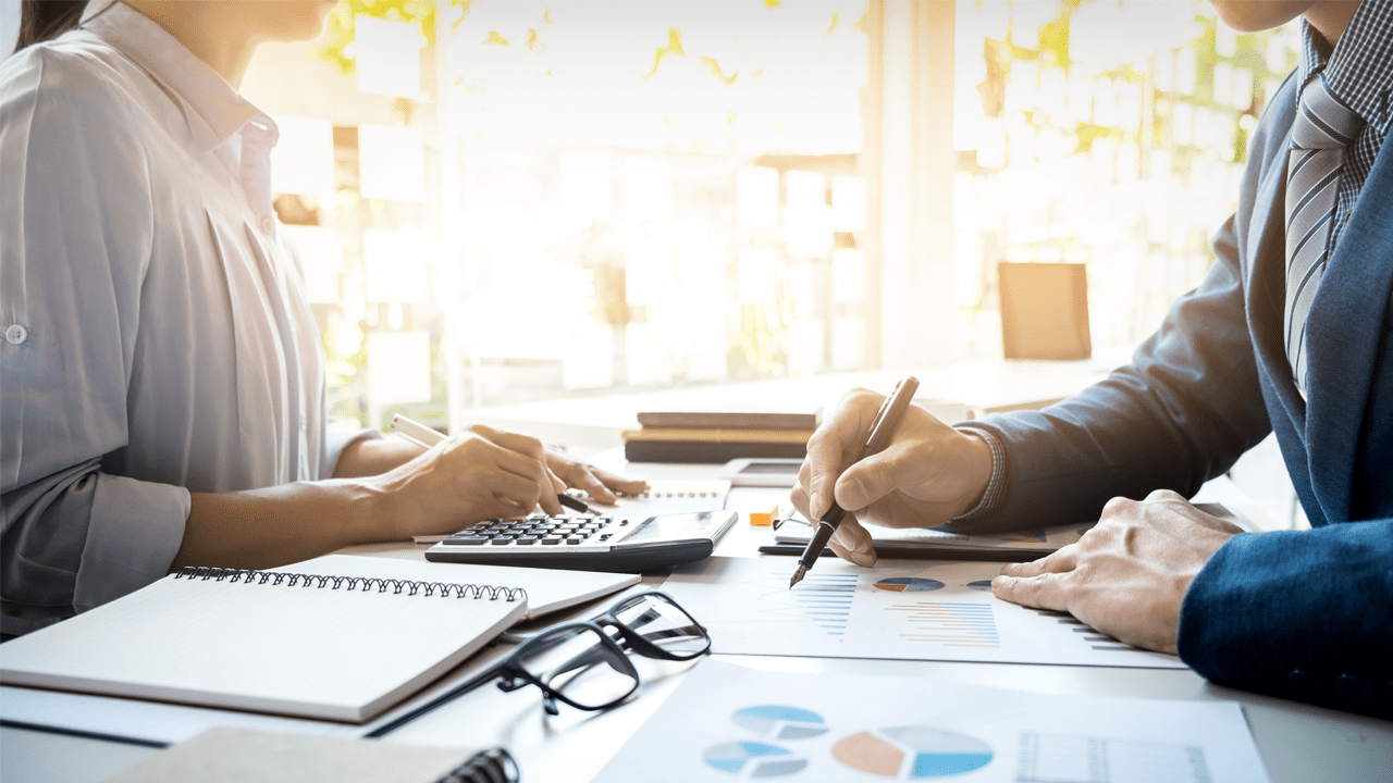 Homme et femme faisant des comptes