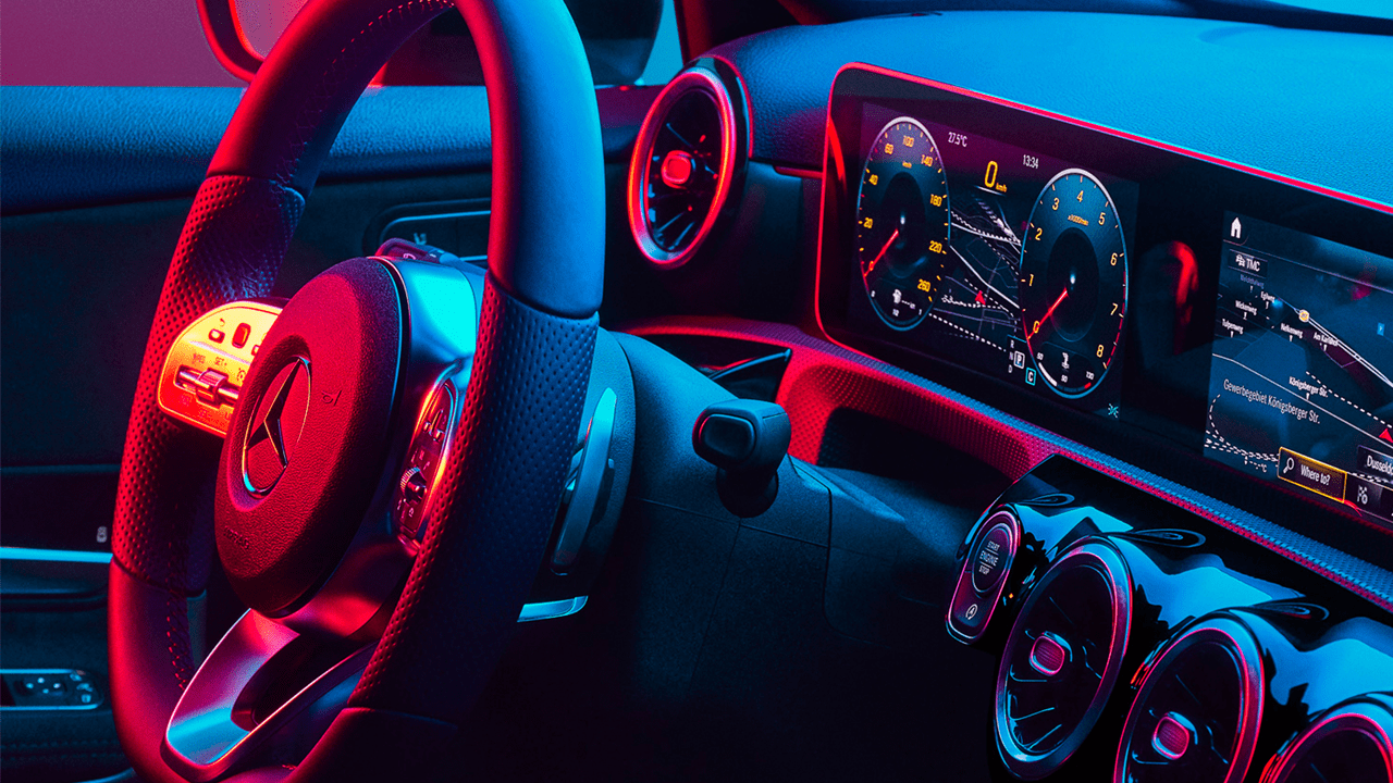 Tableau de bord et volant d'un véhicule Mercedes-Benz