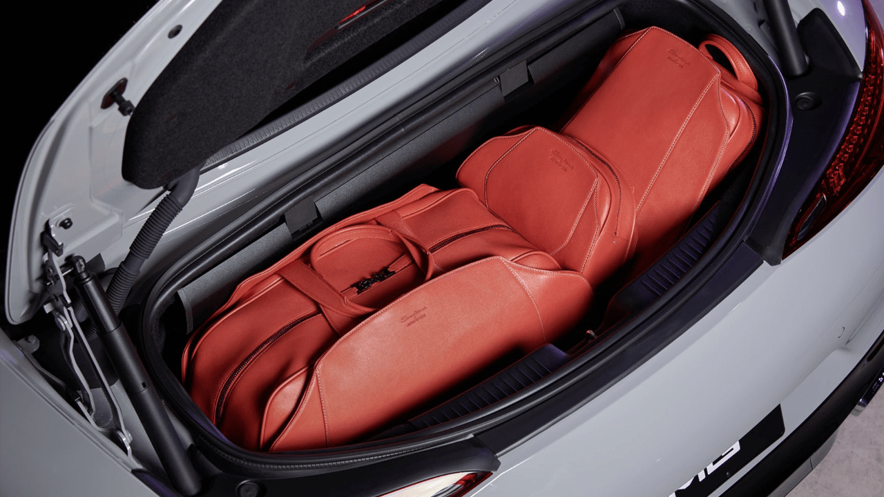 Baggages dans le coffre d'une Mercedes AMG GT