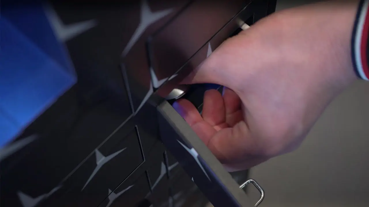 Déposez vos clefs facilement et en toute sécurité dans les petits casiers situés sur la borne self check-in