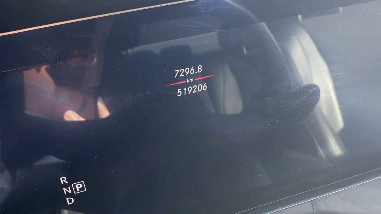 Compteur 500 000 km d'un client chauffeur taxi chez Mercedes Kroely