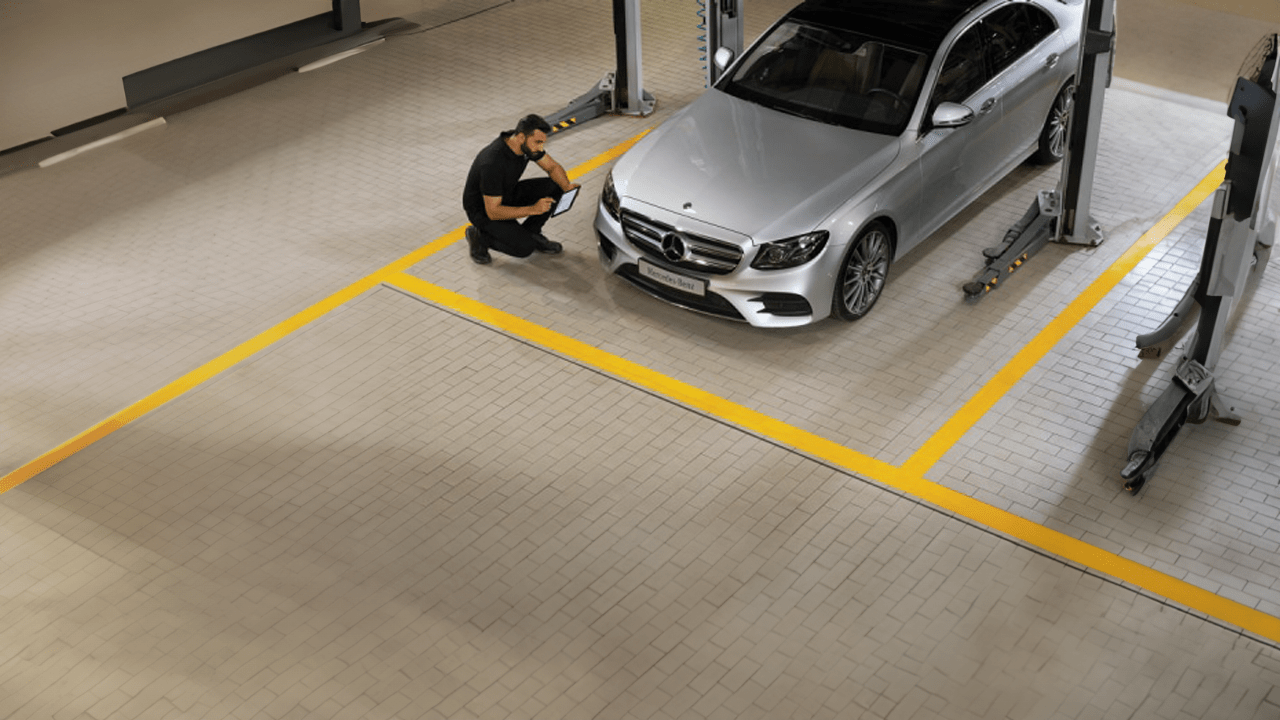 Mécanicien Mercedes réalisant un contrôle technique