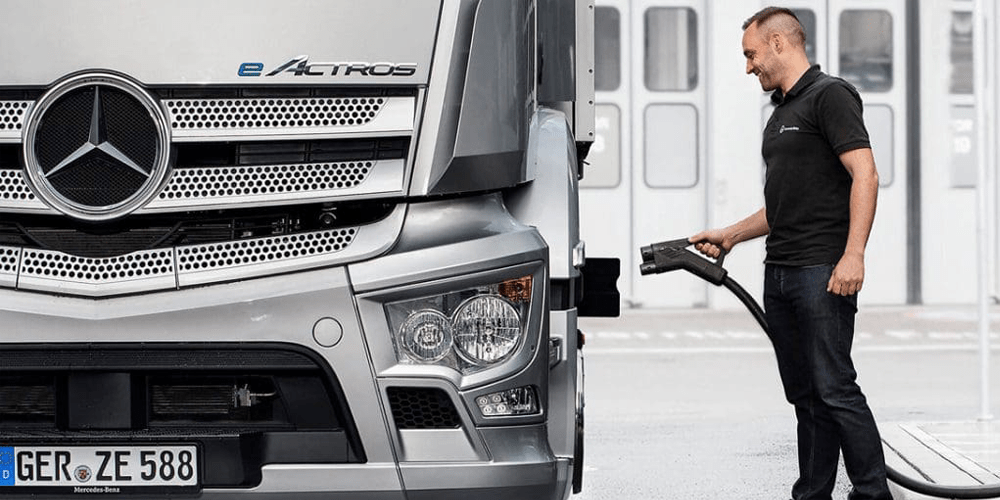eActros à une borne de recharge