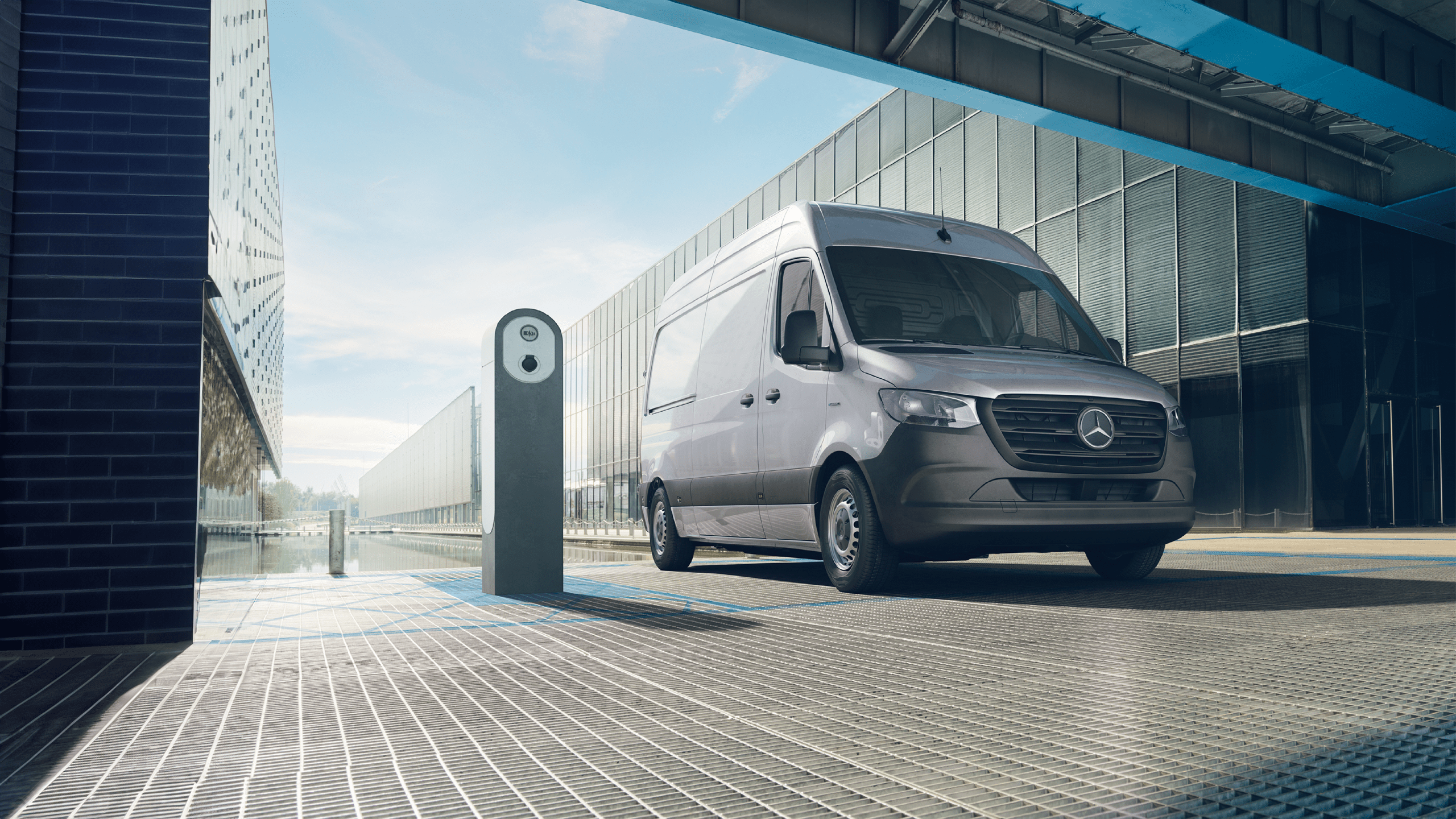 eSprinter près d'une borne de recharge