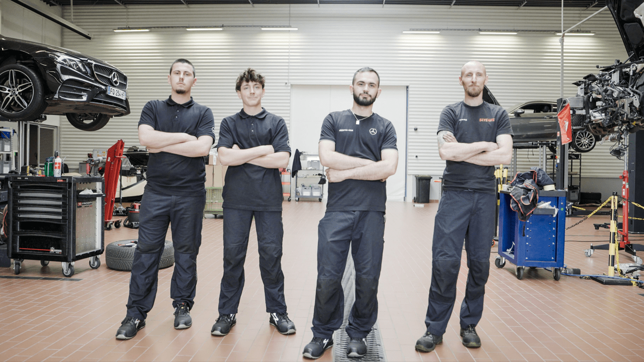 Mécaniciens Mercedes-Benz du Groupe Kroely