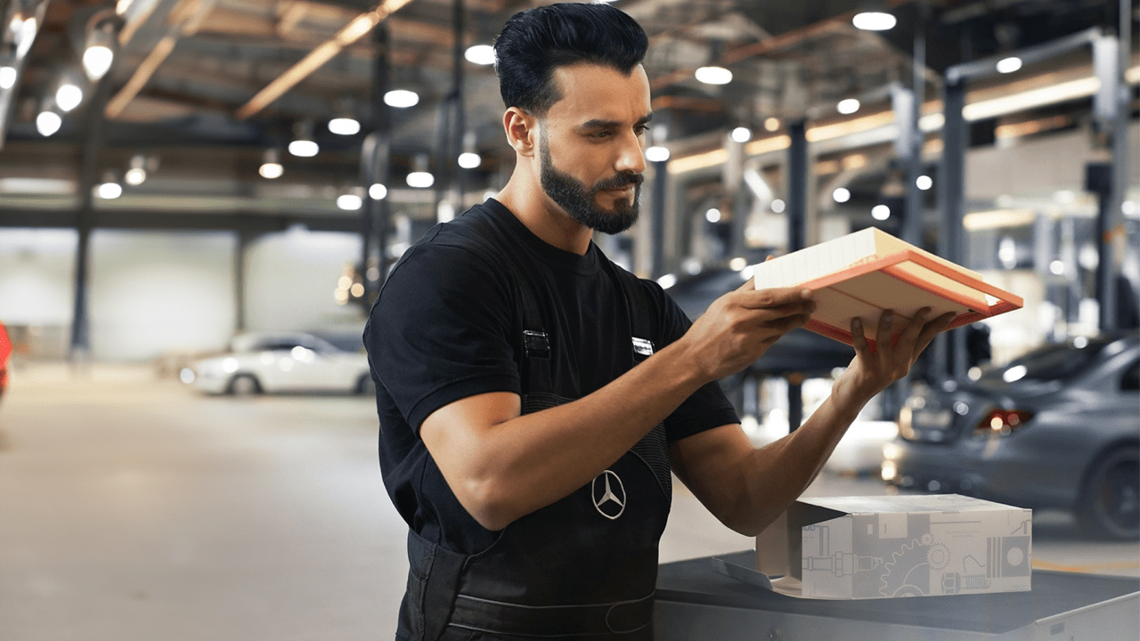 Mécanicien remplaçant le filtre de climatisation d'une Mercedes-Benz