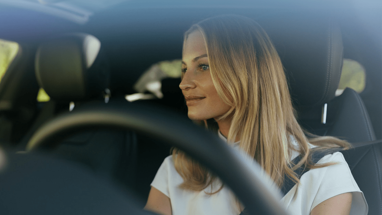 Femme au volant de son véhicule Mercedes-Benz