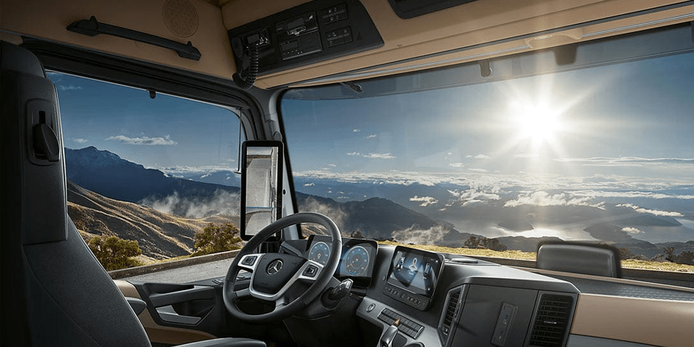 Aperçu habitacle avant du Mercedes Arocs