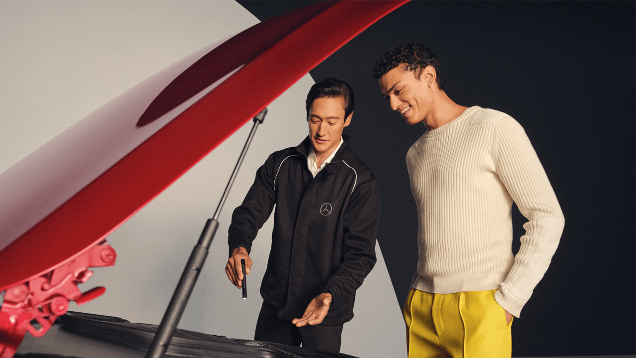 Mécanicien mercedes et client regardant le capot d'une voiture