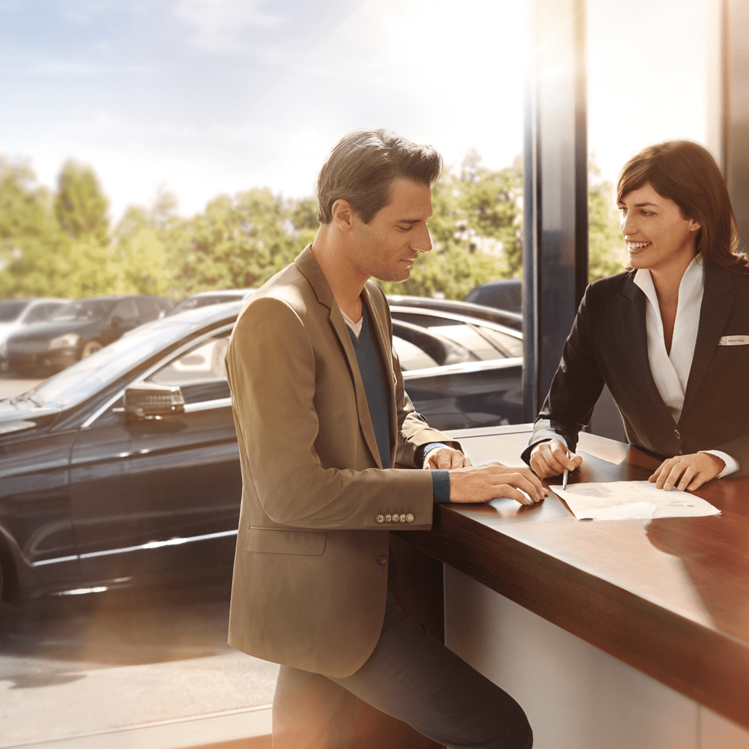 Homme avec sa conseillère Mercedes-Benz