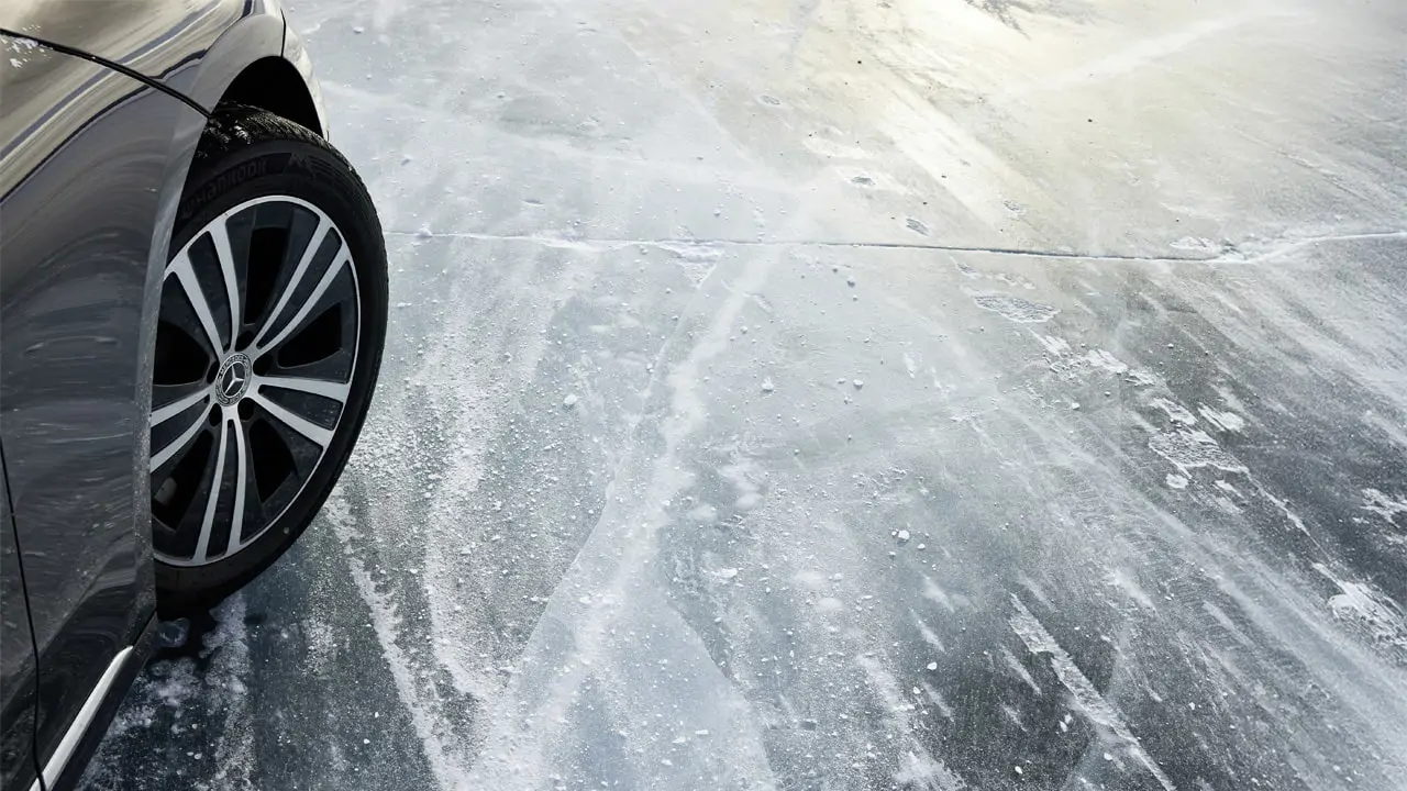 Mercedes-Benz roulant sur la glace