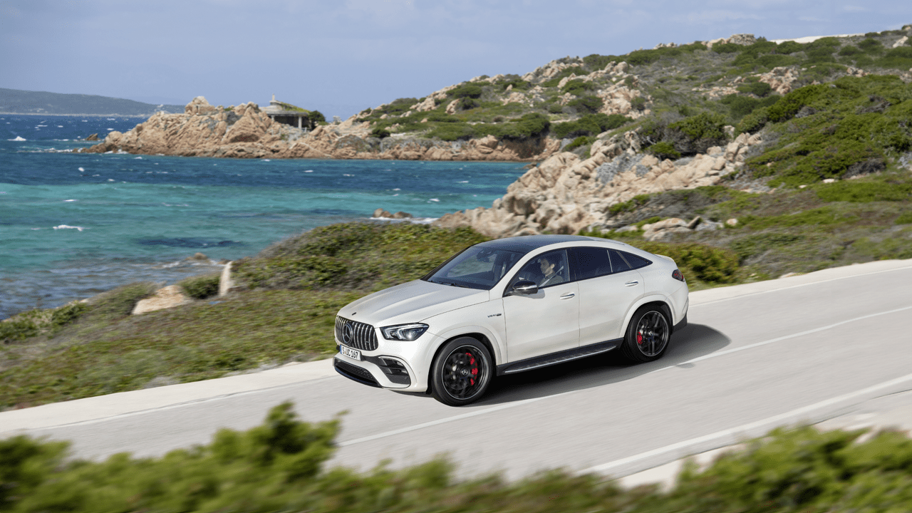 Mercedes GLE sur route en bord de mer