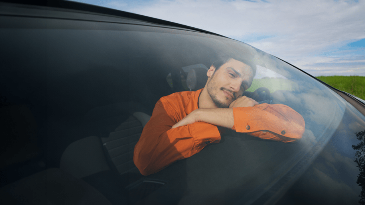 Homme à bord de sa Mercedes