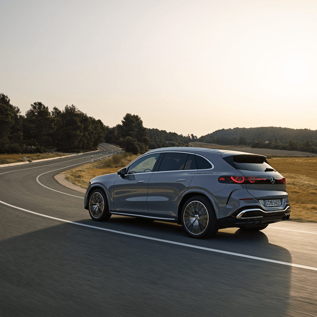 Nouveau mercedes GLC sur route de campagne