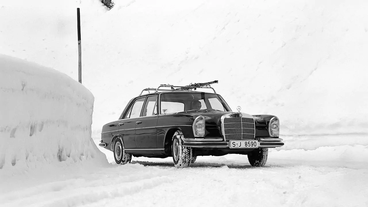 Mercedes vintage dans la neige