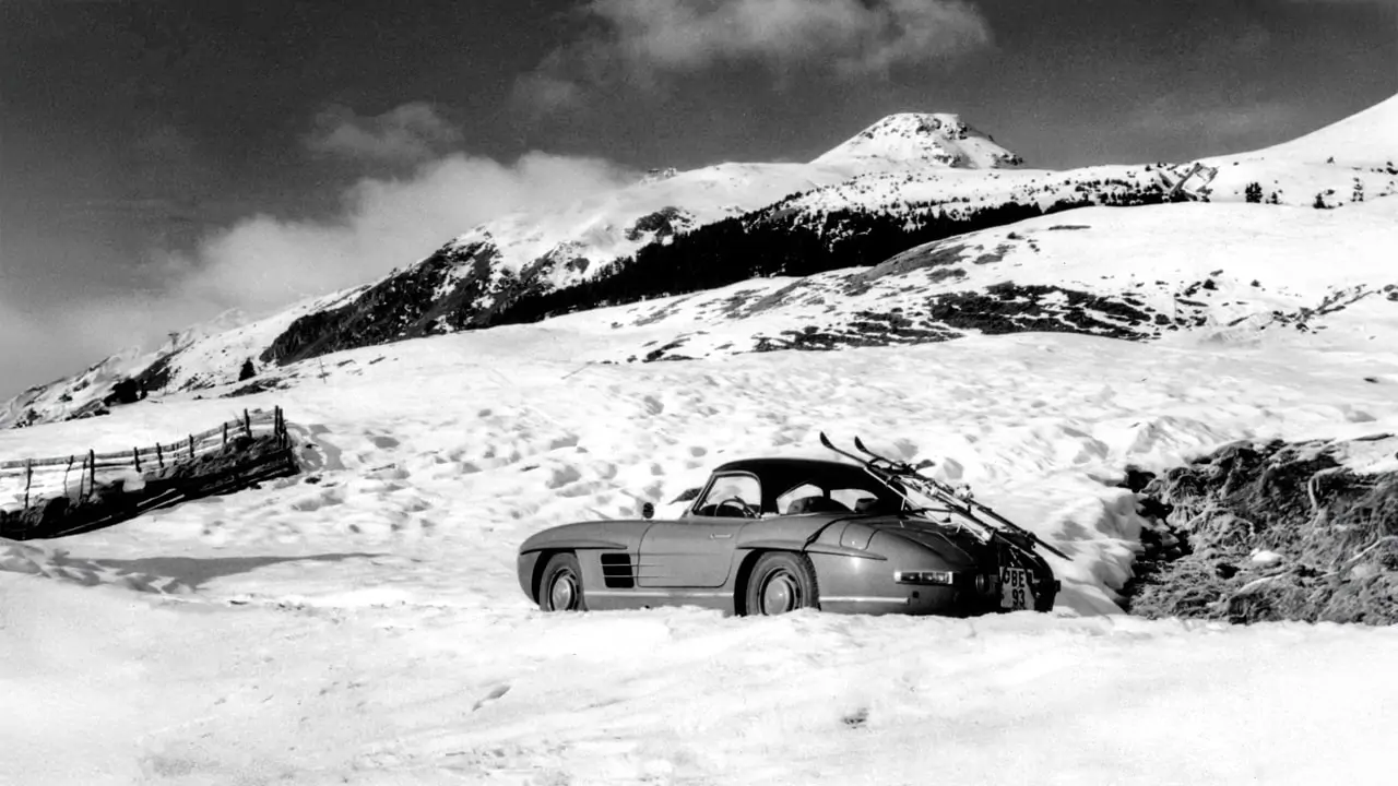 Mercedes vintage dans la neige