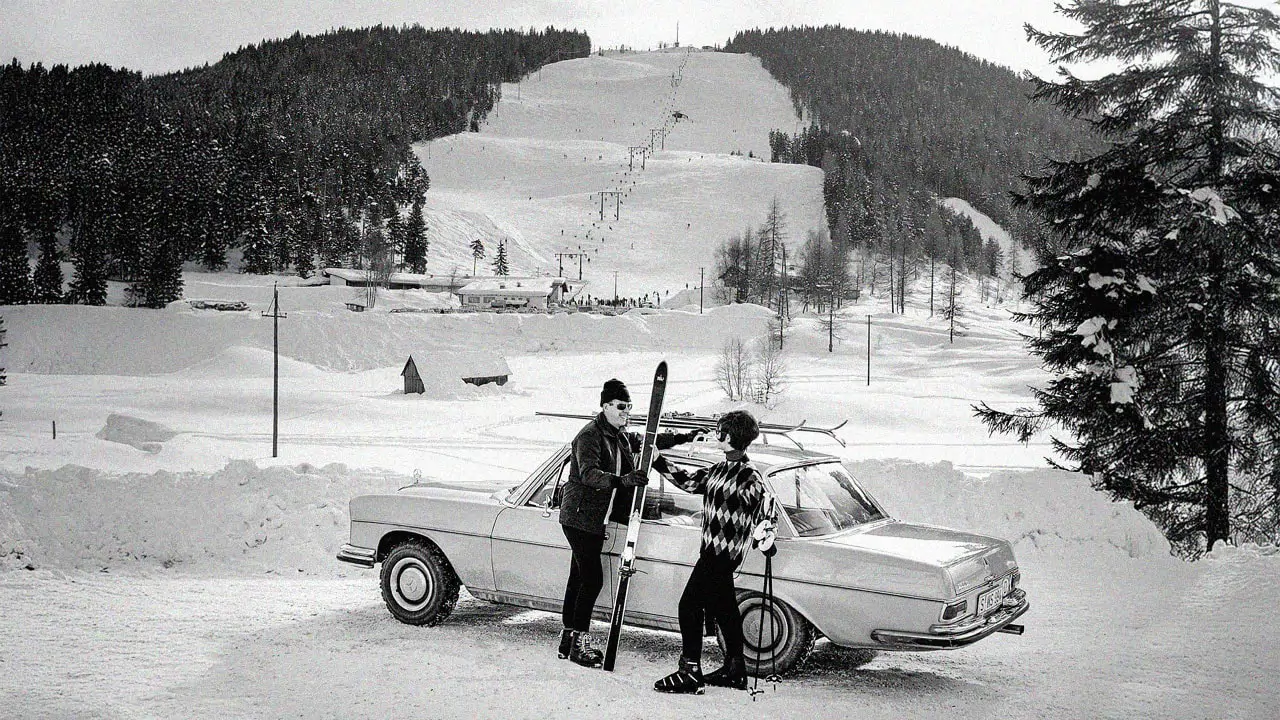 Mercedes vintage dans la neige