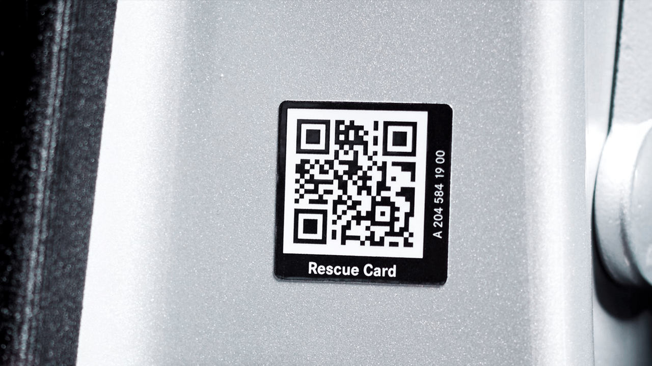 QR Code de sécurité à l'intention des secours situé dans la portière des véhicules Mercedes-Benz