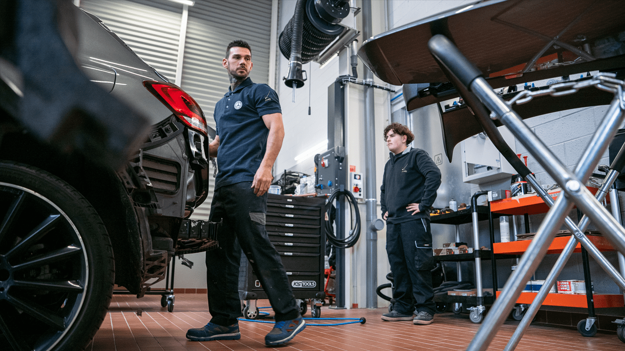 Mécanicien Mercedes-Benz travaillant sur un capot
