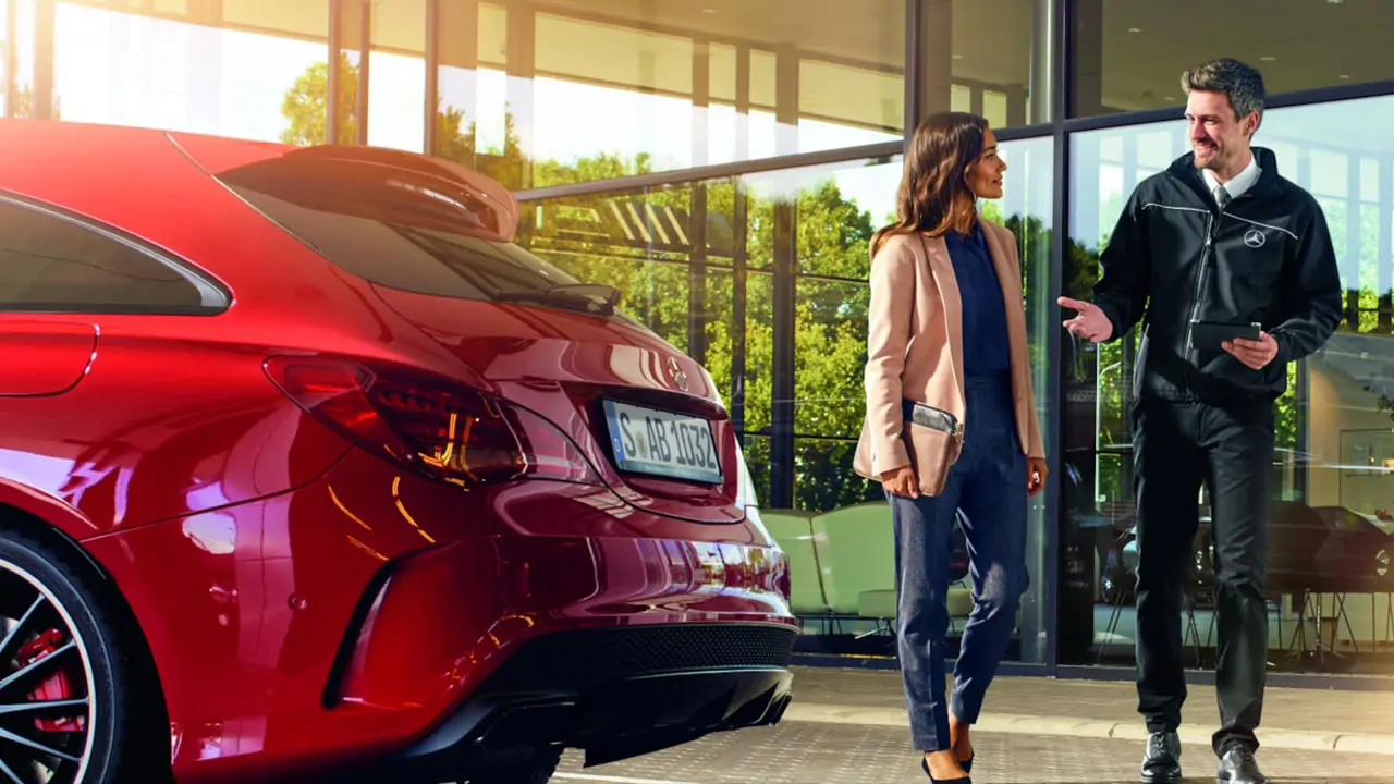 Cliente et son conseiller Mercedes-Benz